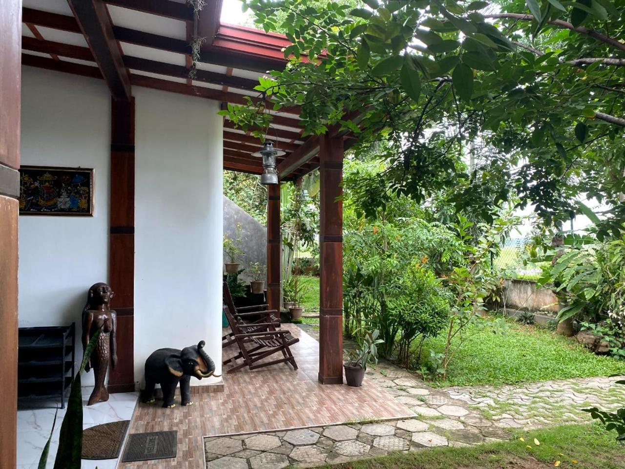 Hotel Tissamaharama Buitenkant foto