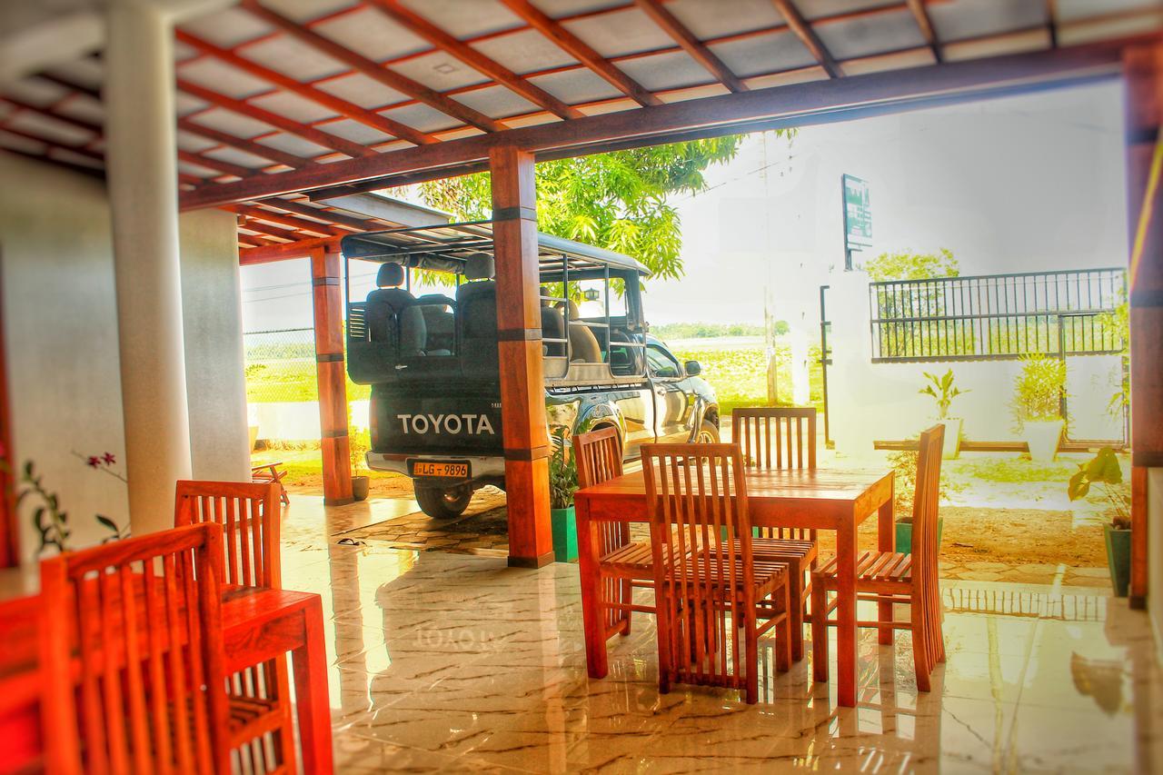 Hotel Tissamaharama Buitenkant foto